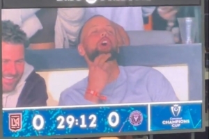 小学生有仇当场就报了LA球迷狂嘘库里 库里马上嘘了回去